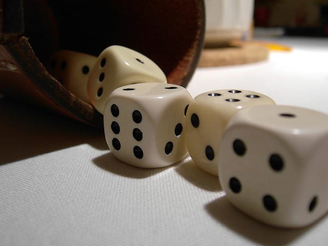 A probabilidade de jogarmos um dado não viciado e obtermos o número 2 é 1 em 6 ou 0,1666 ou 16,66%, pois o dado tem seis faces, numeradas de 1 a 6.