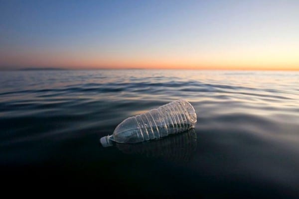 O impacto ambiental das garrafas plásticas
