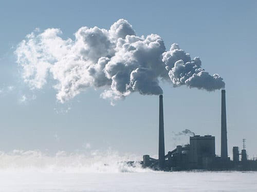 Quaisquer emissões que resultem na alteração da atmosfera são consideradas poluições atmosférica. Seus riscos e impactos para o meio ambiente e para a saúde humana podem ser fatais.